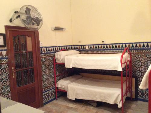 Cama en habitación compartida mixta de 10 camas del hotel Nuevo Suizo. Foto 1