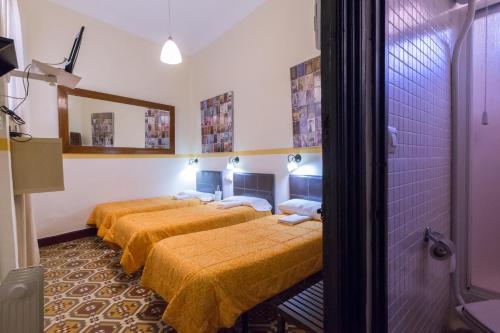 Habitación Doble con cama supletoria y baño del hotel Nuevo Suizo