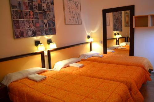 Habitación Doble con cama supletoria y baño del hotel Nuevo Suizo. Foto 1