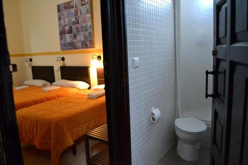 Habitación Doble con cama supletoria y baño del hotel Nuevo Suizo. Foto 3