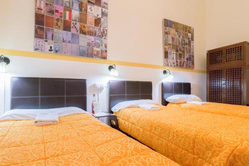 Habitación Doble con cama supletoria y baño compartido del hotel Nuevo Suizo
