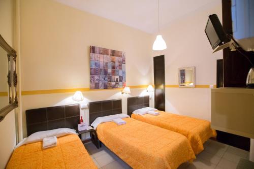 Habitación Doble con cama supletoria y baño compartido del hotel Nuevo Suizo. Foto 3