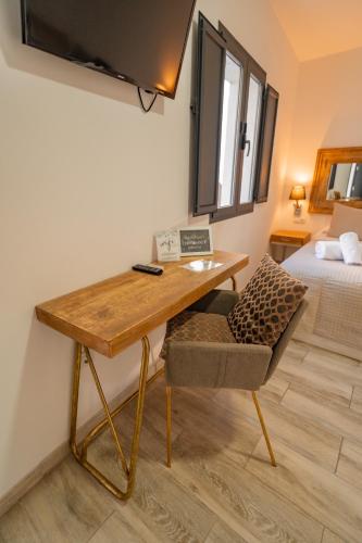 Habitación Doble con cama supletoria del hotel Center Suites San Eloy. Foto 1