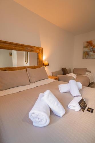 Habitación Doble con cama supletoria del hotel Center Suites San Eloy. Foto 4