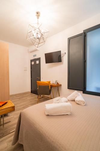 Habitación Doble con cama supletoria del hotel Center Suites San Eloy. Foto 9