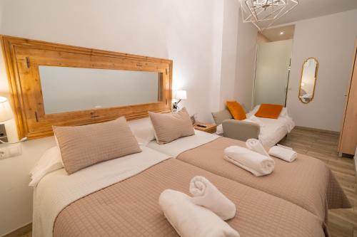 Habitación Doble con cama supletoria del hotel Center Suites San Eloy. Foto 10