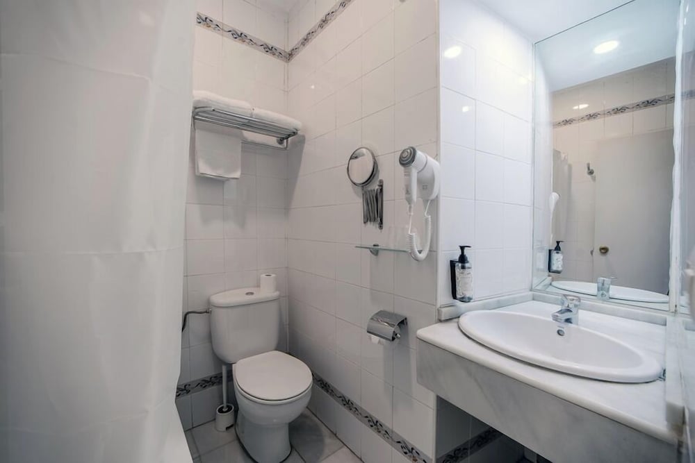 Habitación Confort con 1 cama doble o 2 individuales del hotel Simón. Foto 15