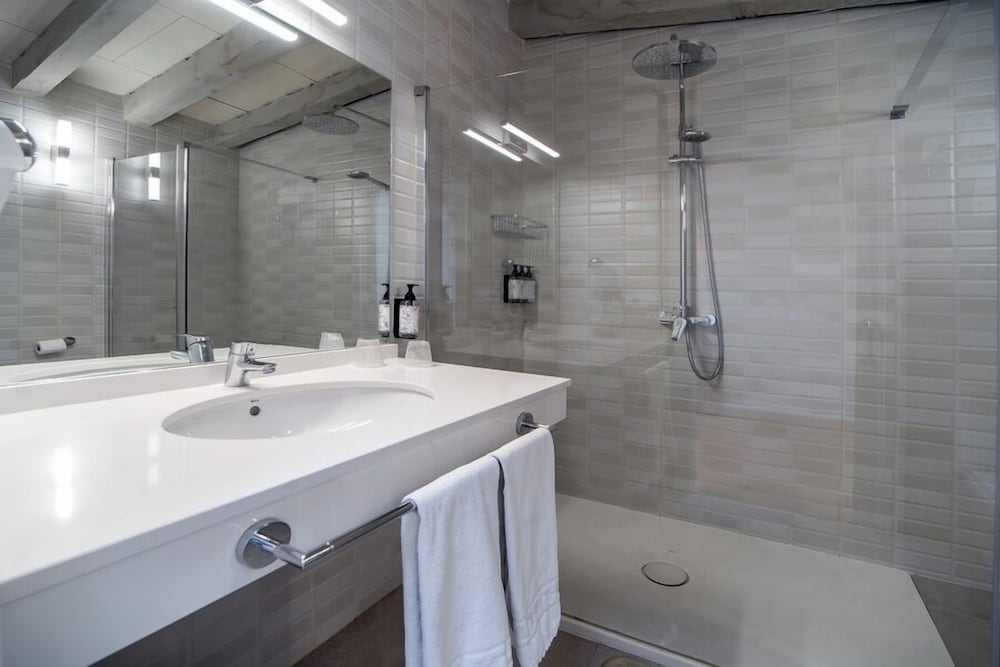 Habitación Confort con 1 cama doble o 2 individuales del hotel Simón. Foto 17