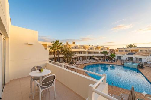 Habitación doble Vista Piscina Balcón o Terraza 2 Camas individuales del hotel Arena Suite Fuerteventura