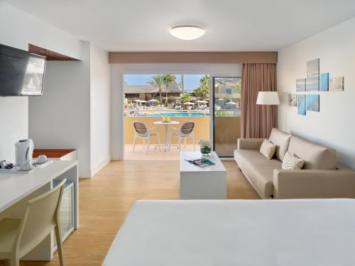 Habitación Doble con vistas a la piscina del hotel Arena Suite Fuerteventura. Foto 1