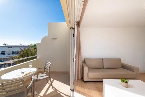 Habitación Triple del hotel Arena Suite Fuerteventura. Foto 1