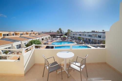 Habitación doble Vista Piscina Balcón o Terraza 1 Cama king Sofá Cama incluido del hotel Arena Suite Fuerteventura. Foto 3