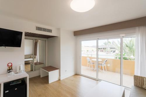 Habitación doble Vista Piscina Balcón o Terraza 1 Cama king Sofá Cama incluido del hotel Arena Suite Fuerteventura. Foto 7