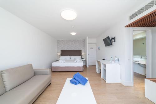 Habitación doble Balcón o Terraza 1 Cama king Sofá Cama incluido del hotel Arena Suite Fuerteventura. Foto 2