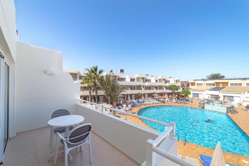 Habitación Triple con vistas a la piscina del hotel Arena Suite Fuerteventura