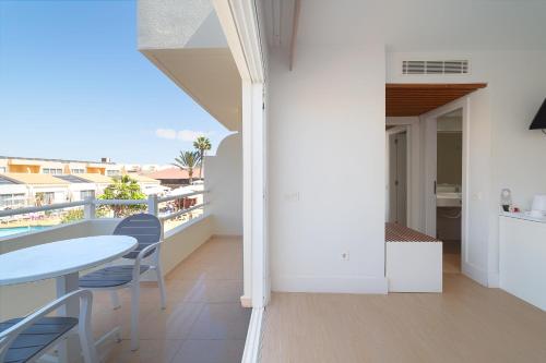 Habitación Triple con vistas a la piscina del hotel Arena Suite Fuerteventura. Foto 8