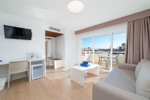 Habitación Triple del hotel Arena Suite Fuerteventura. Foto 1