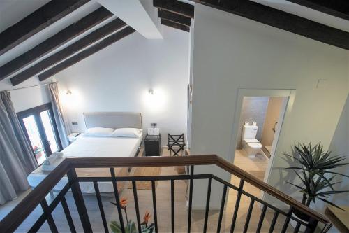 Habitación con cama grande y bañera de hidromasaje del hotel Vitium Córdoba