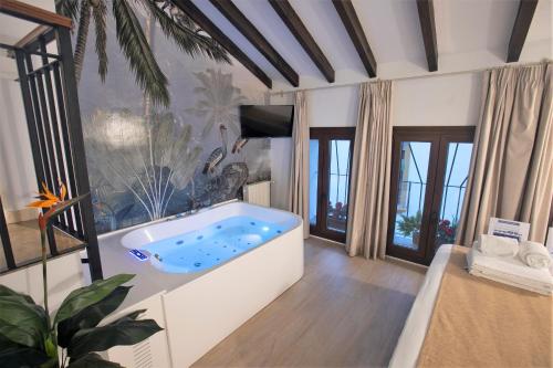 Habitación con cama grande y bañera de hidromasaje del hotel Vitium Córdoba. Foto 2