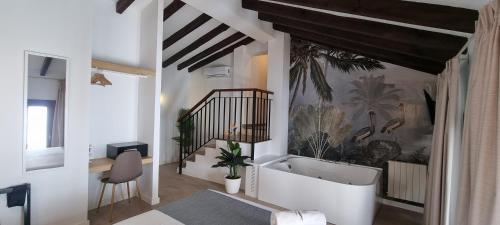 Habitación con cama grande y bañera de hidromasaje del hotel Vitium Córdoba. Foto 3