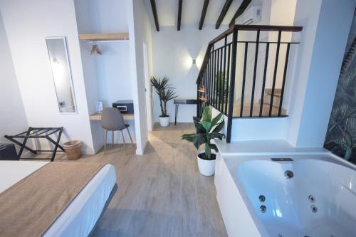 Habitación con cama grande y bañera de hidromasaje del hotel Vitium Córdoba. Foto 4