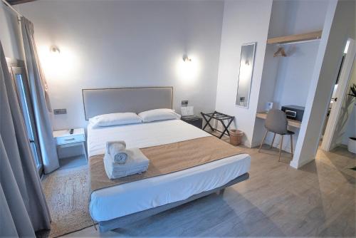 Habitación con cama grande y bañera de hidromasaje del hotel Vitium Córdoba. Foto 5