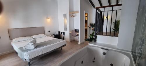 Habitación con cama grande y bañera de hidromasaje del hotel Vitium Córdoba. Foto 6