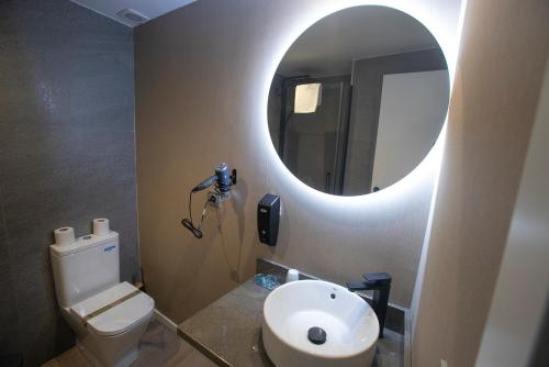 Habitación con cama grande y bañera de hidromasaje del hotel Vitium Córdoba. Foto 8