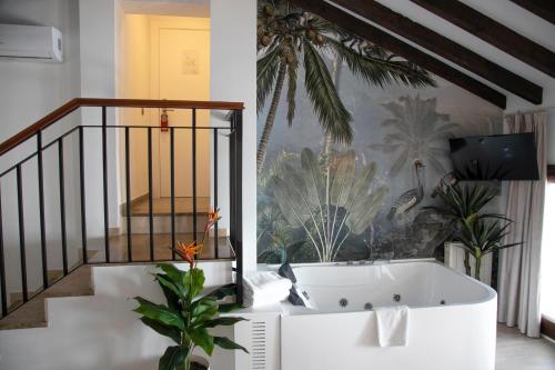 Habitación con cama grande y bañera de hidromasaje del hotel Vitium Córdoba. Foto 11