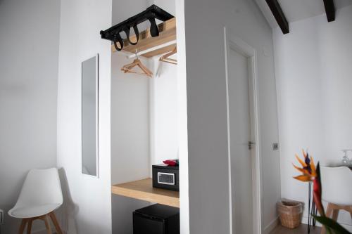 Habitación con cama grande y bañera de hidromasaje del hotel Vitium Córdoba. Foto 12