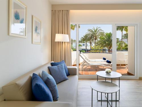 Suite Junior del hotel H10 Ocean Dunas - Adults Only. Foto 3