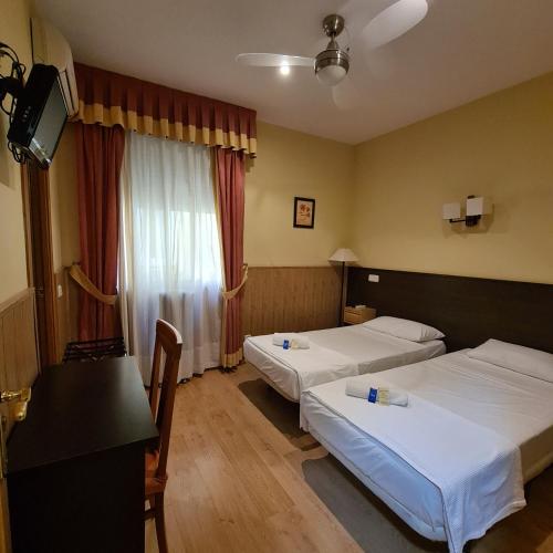 Habitación Triple Básica del hotel Oporto