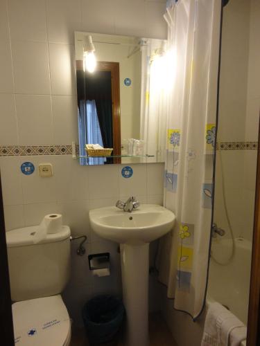 Habitación Triple Básica del hotel Oporto. Foto 1