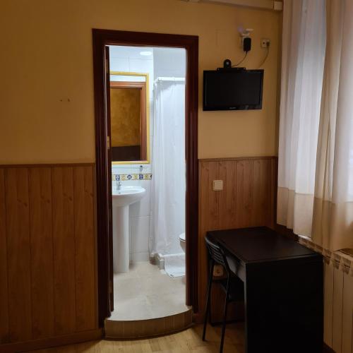 Habitación Triple Básica del hotel Oporto. Foto 3