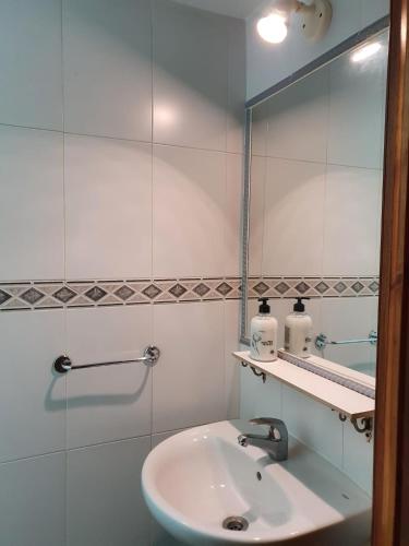 Habitación triple Vista ciudad Con Vistas 3 camas individuales del hotel Oporto. Foto 9