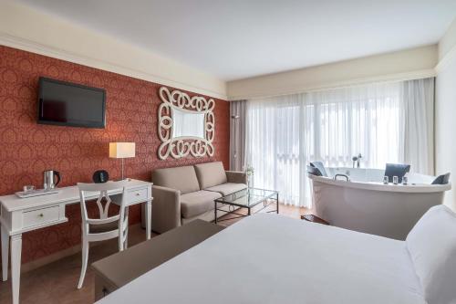 Habitación Deluxe con bañera de hidromasaje. del hotel Barceló Corralejo Bay - Adults Only. Foto 3