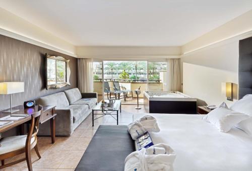 Habitación Deluxe con bañera de hidromasaje. del hotel Barceló Corralejo Bay - Adults Only. Foto 4