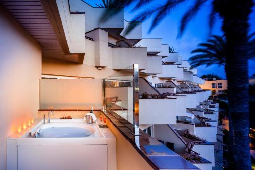 Suite con bañera de hidromasaje del hotel Barceló Corralejo Bay - Adults Only. Foto 3