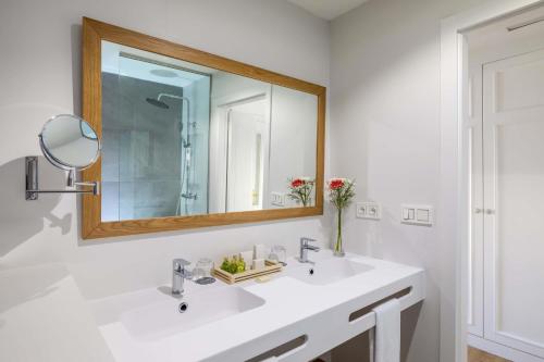 Habitación Doble con vistas a la piscina del hotel Barceló Corralejo Bay - Adults Only. Foto 4