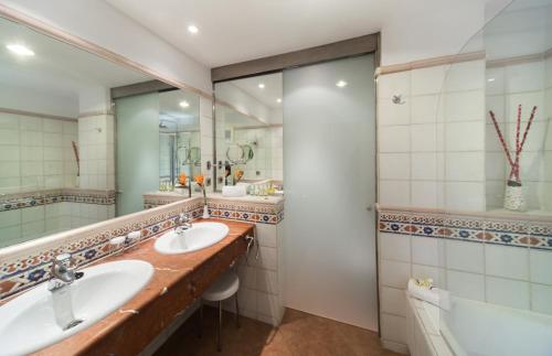 Habitación Deluxe con bañera de hidromasaje. del hotel Barceló Corralejo Bay - Adults Only