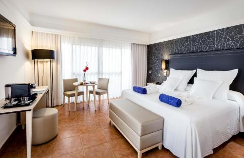 Suite con bañera de hidromasaje del hotel Barceló Corralejo Bay - Adults Only