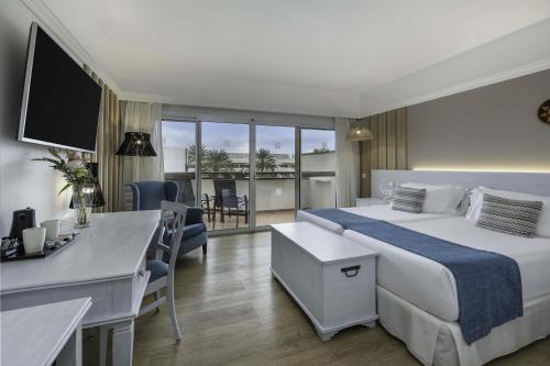 Habitación Doble con vistas a la piscina del hotel Barceló Corralejo Bay - Adults Only