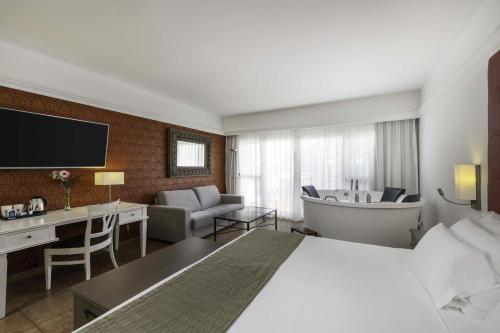 Habitación Deluxe con bañera de hidromasaje del hotel Barceló Corralejo Bay - Adults Only. Foto 1