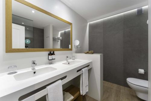 Habitación Deluxe del hotel Barceló Corralejo Bay - Adults Only. Foto 2