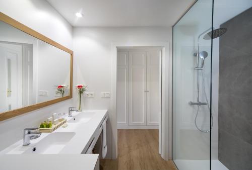 Habitación Deluxe con bañera de hidromasaje. del hotel Barceló Corralejo Bay - Adults Only. Foto 1