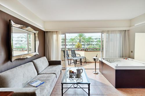 Habitación Deluxe con bañera de hidromasaje. del hotel Barceló Corralejo Bay - Adults Only. Foto 2