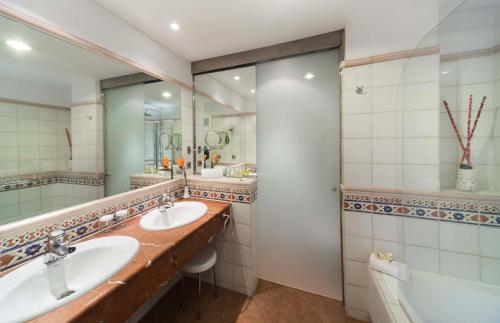 Habitación Deluxe con bañera de hidromasaje. del hotel Barceló Corralejo Bay - Adults Only. Foto 5