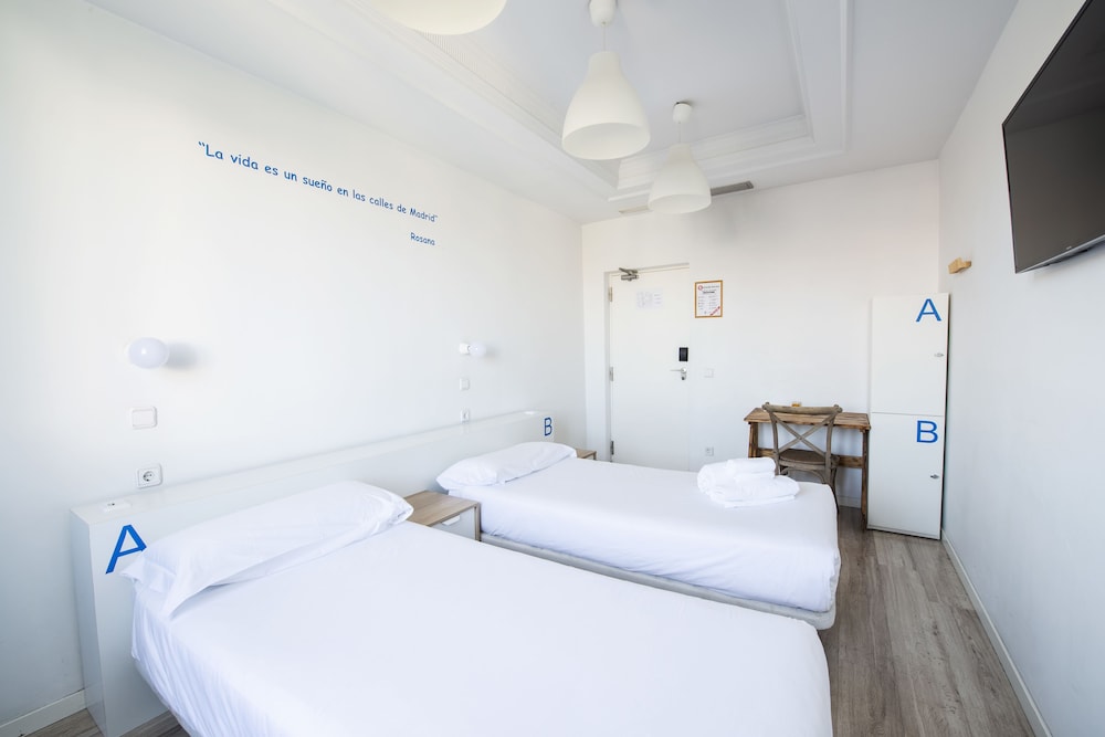 Twin Room Shared Bathroom del hotel Safestay Madrid Central. Foto 12