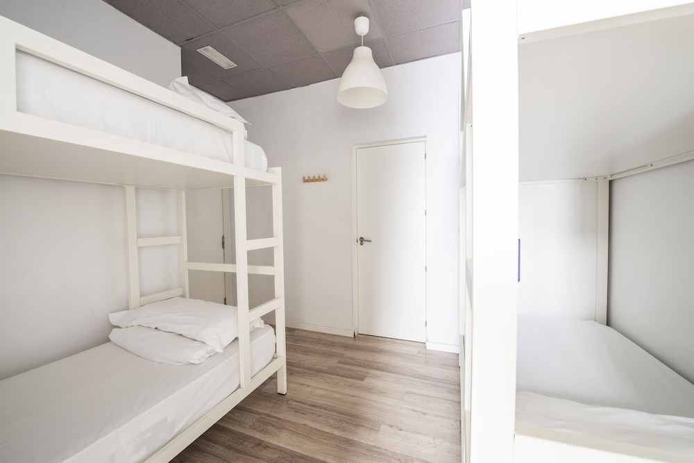 Bed in 4 - Bed Female Dorm Shared Bathroom del hotel Safestay Madrid Central. Foto 11