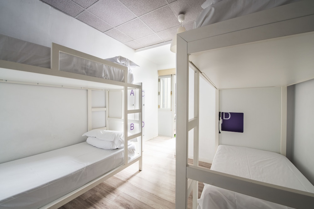 Bed in 4 - Bed Male Dorm Shared Bathroom del hotel Safestay Madrid Central. Foto 1